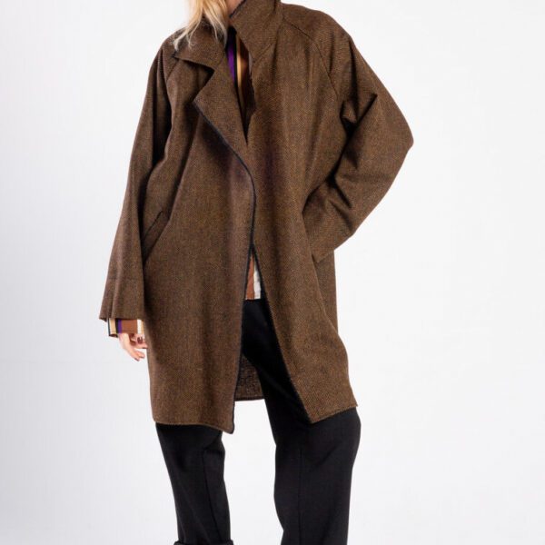 Modelka w płaszczu Niigata Brown & Black od delCane, widok z przodu – luźna poza, ręka na biodrze.
