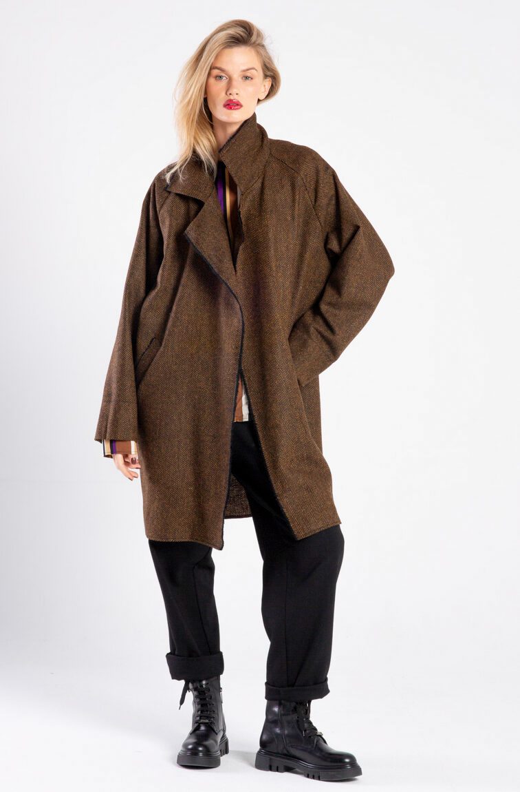 Modelka w płaszczu Niigata Brown & Black od delCane, widok z przodu – luźna poza, ręka na biodrze.