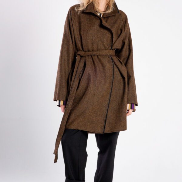 Modelka w płaszczu Niigata Brown & Black od delCane, widok z przodu, płaszcz zawiązany paskiem.