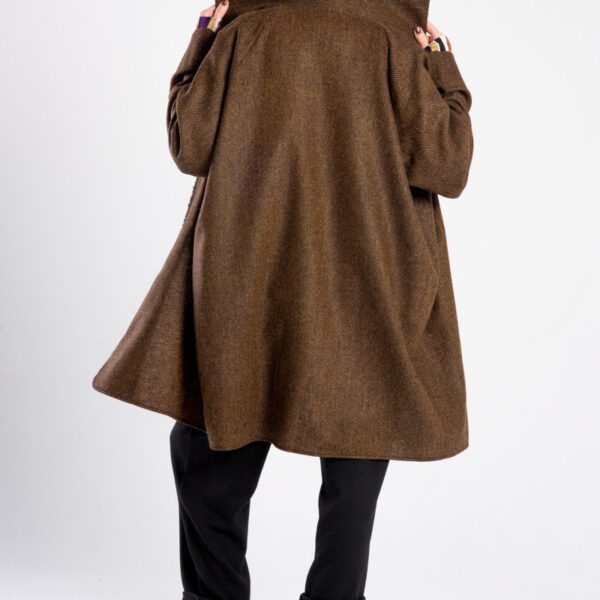 Modelka w płaszczu Niigata Brown & Black od delCane, widok z tyłu – płaszcz luźno rozpięty.