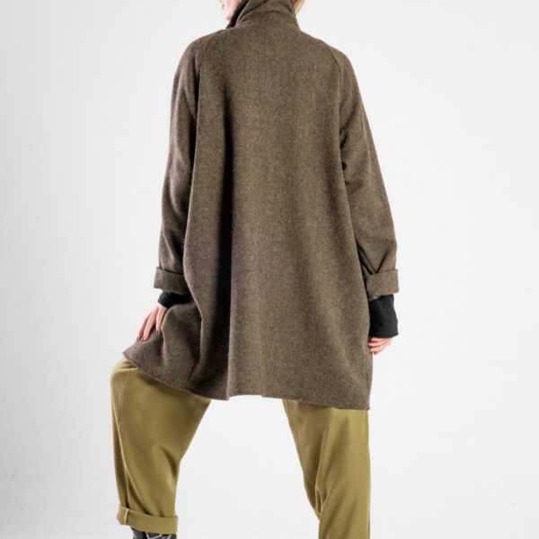 Modelka w płaszczu Niigata Khaki od delCane, widok z tyłu, płaszcz luźno opada, bez zawiązanego paska.