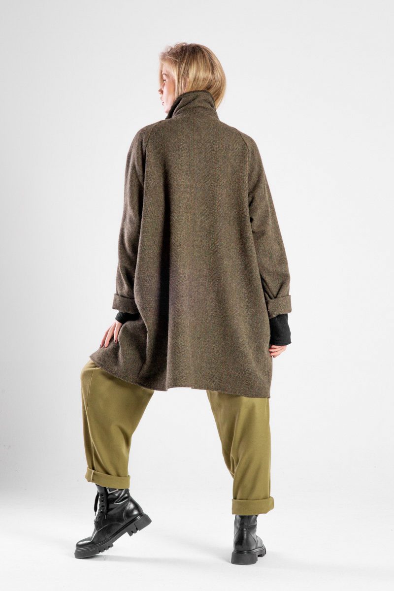 Modelka w płaszczu Niigata Khaki od delCane, widok z tyłu, płaszcz luźno opada, bez zawiązanego paska.