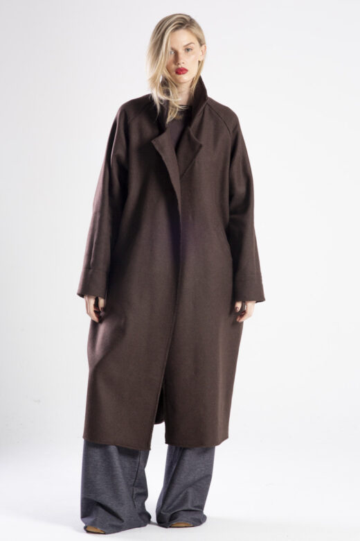 modelka w płaszczu Niigata Brown, pełna sylwetka przodem, swobodna poza, płaszcz rozpięty