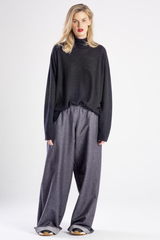 Modelka w spodniach Niigata Jeans od delCane, cała sylwetka przodem - ręce opuszczone, swobodna poza.