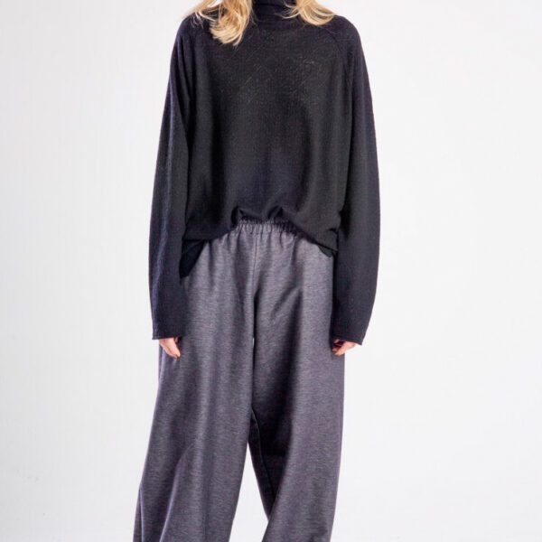 Modelka w spodniach Niigata Jeans od delCane, cała sylwetka przodem - ręce opuszczone, swobodna poza.