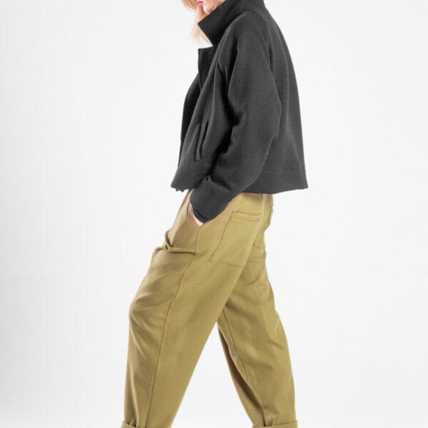 Modelka w spodniach Nigata Wool od delCane, widok z boku – pełna sylwetka.
