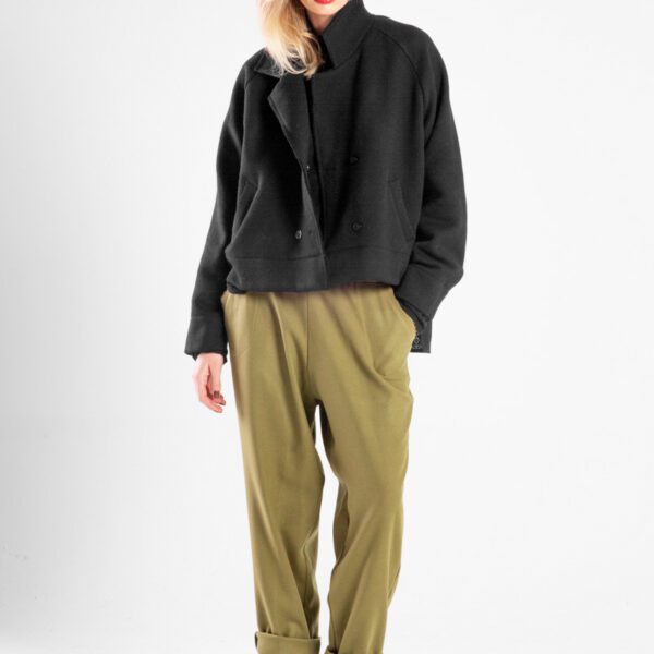 Modelka w spodniach Nigata Wool od delCane, widok z przodu - pełna sylwetka z jedną ręką w kieszeni.