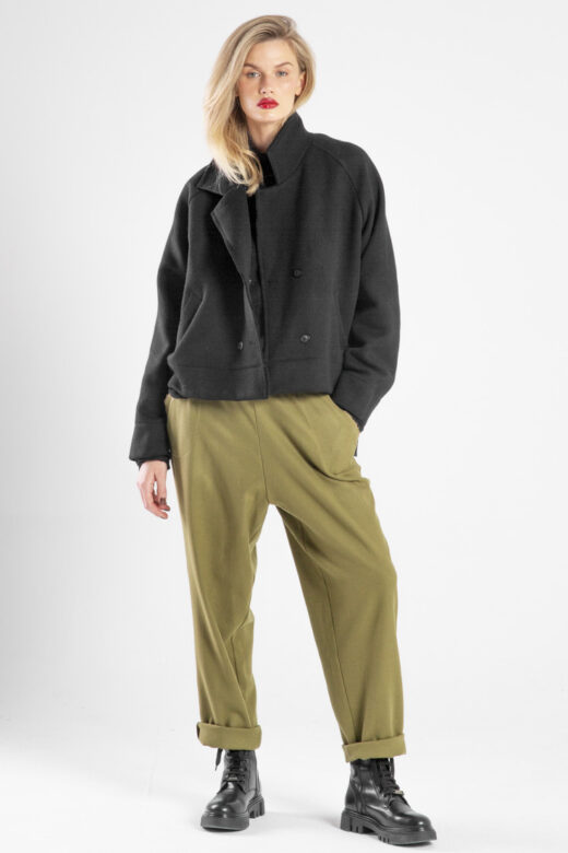 Modelka w spodniach Nigata Wool od delCane, widok z przodu - pełna sylwetka, ręka w kieszeni.