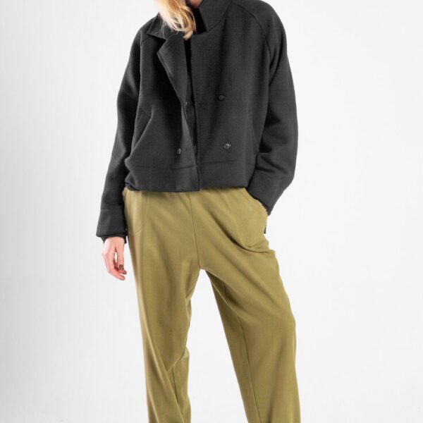 Modelka w spodniach Nigata Wool od delCane, widok z przodu - pełna sylwetka, ręka w kieszeni.
