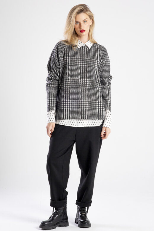 Modelka w swetrze Niigata Black & White od delCane, ujęcie z przodu, cała sylwetka, ręce opuszczone, swobodna poza.