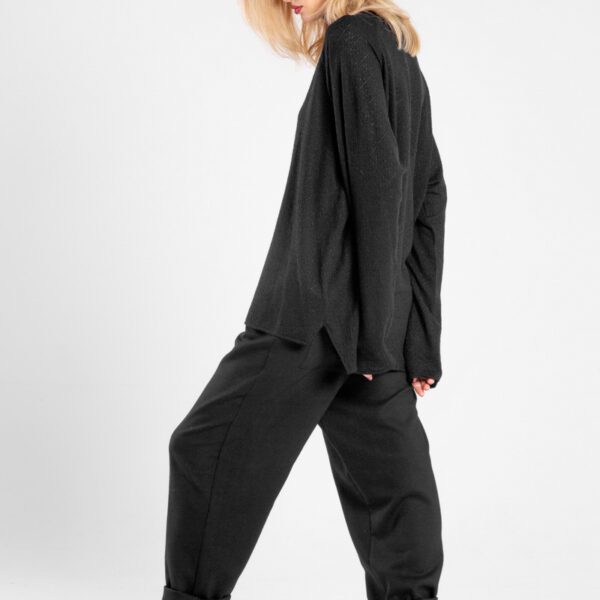Modelka w czarnym golfie Niigata Cashmere od delCane, widok z boku.