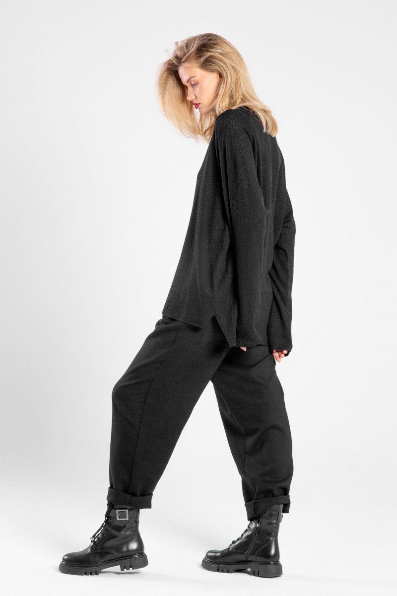 Modelka w czarnym golfie Niigata Cashmere od delCane, widok z boku.