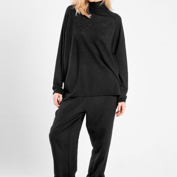Modelka w czarnym golfie Niigata Cashmere od delCane, widok z przodu w swobodnej pozie.