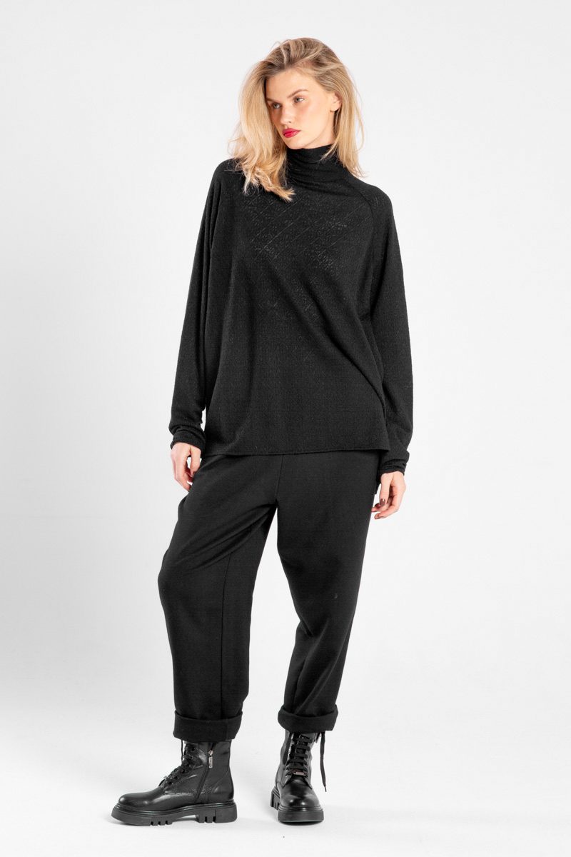 Modelka w czarnym golfie Niigata Cashmere od delCane, widok z przodu w swobodnej pozie.