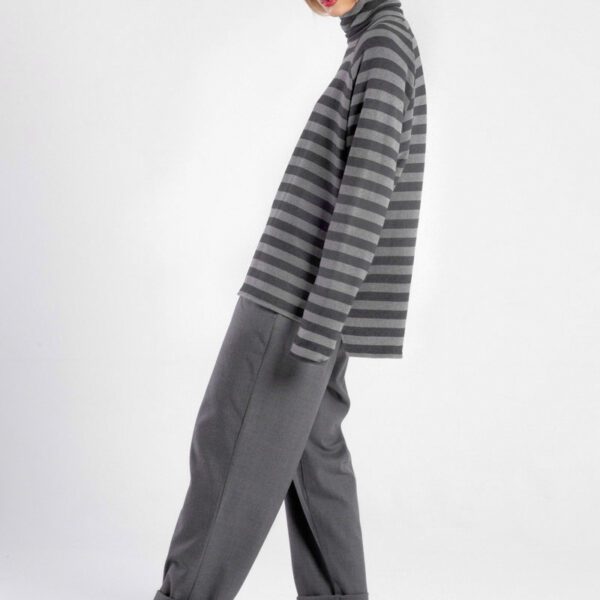 Modelka w golfie Niigata Stripes od delCane, widok z boku.