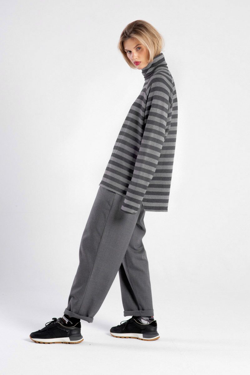 Modelka w golfie Niigata Stripes od delCane, widok z boku.