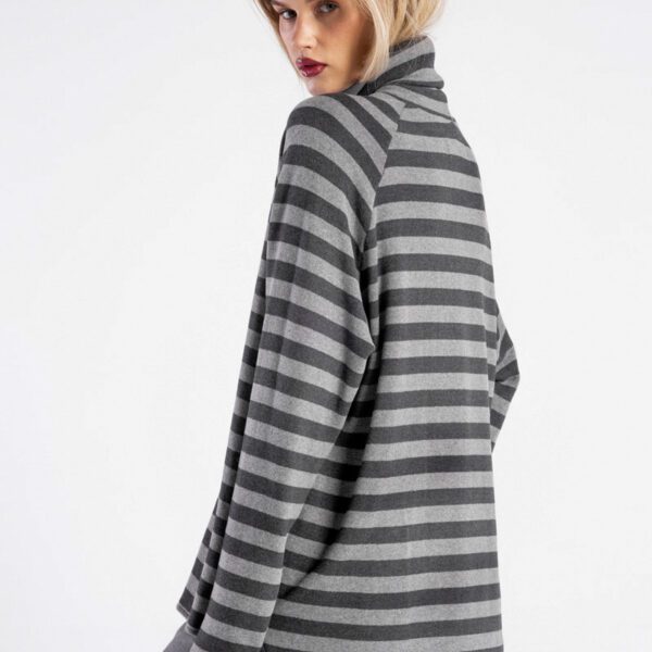 Modelka w golfie Niigata Stripes od delCane, ujęcie w ruchu.
