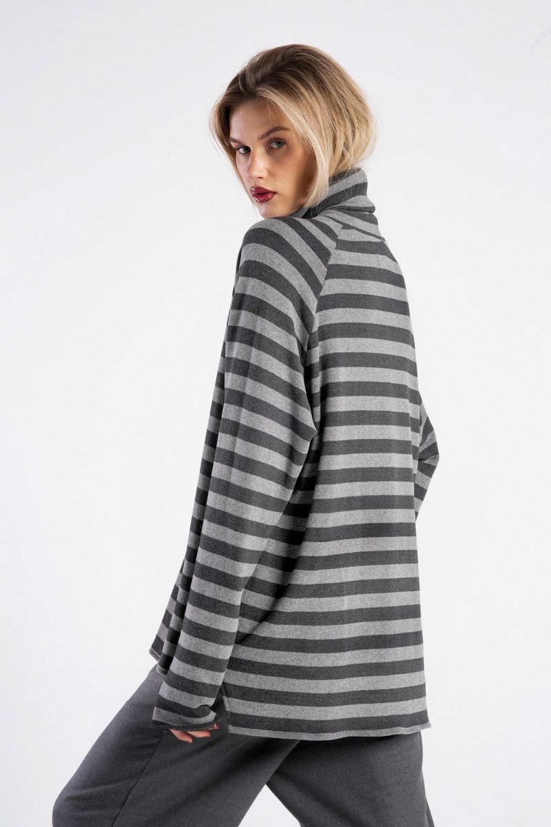 Modelka w golfie Niigata Stripes od delCane, ujęcie w ruchu.