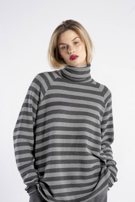 Modelka w golfie Niigata Stripes od delCane, widok z przodu w lekkim zbliżeniu.