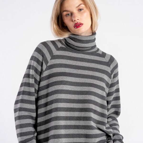 Modelka w golfie Niigata Stripes od delCane, widok z przodu w lekkim zbliżeniu.
