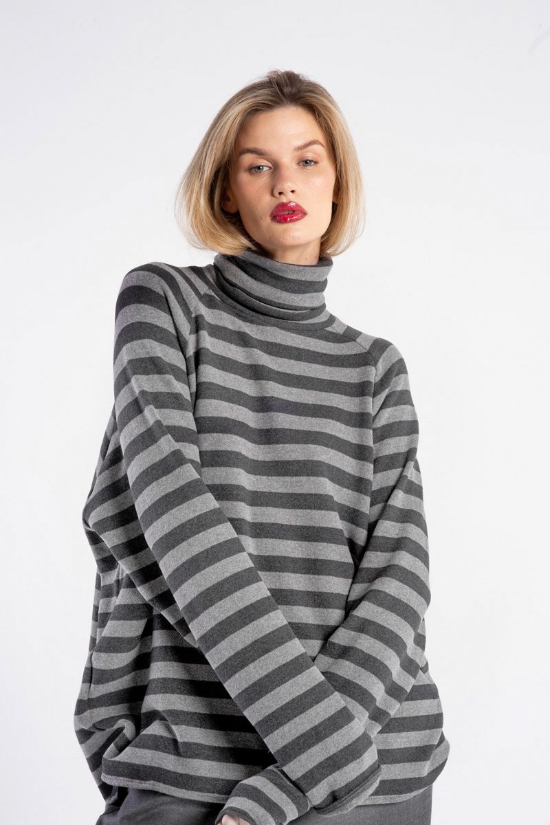 Golf Niigata Stripes od delCane – detal dzianiny w szare paski.