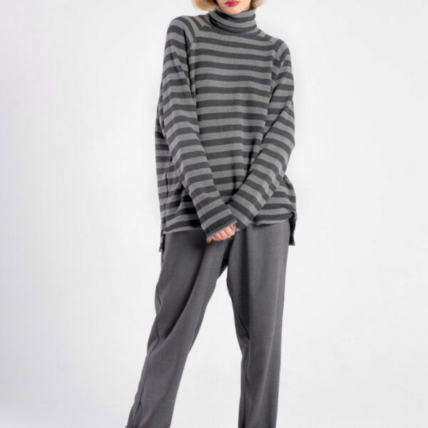 Modelka w golfie Niigata Stripes od delCane, widok z przodu – swobodna poza.