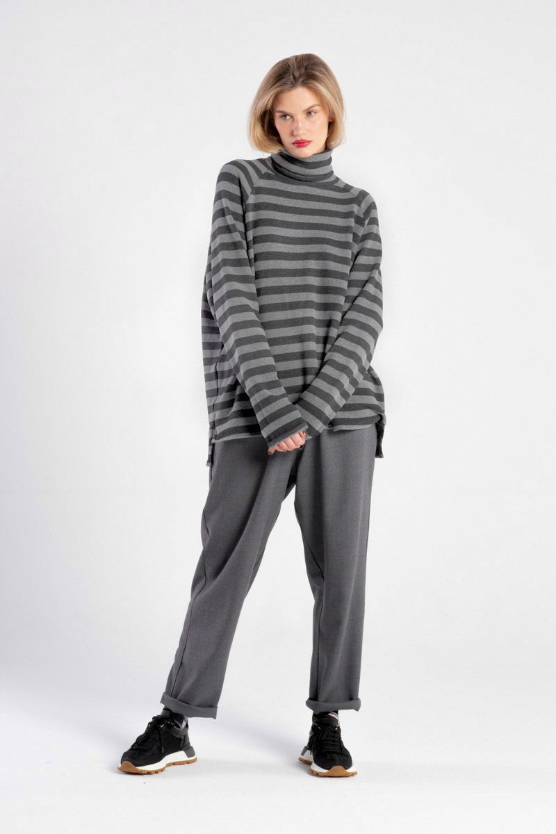 Modelka w golfie Niigata Stripes od delCane, widok z przodu – swobodna poza.