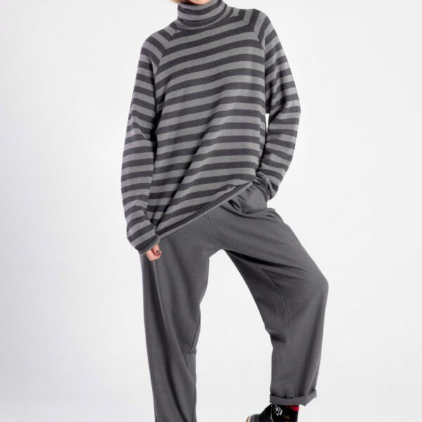 Modelka w golfie Niigata Stripes od delCane, widok z przodu.