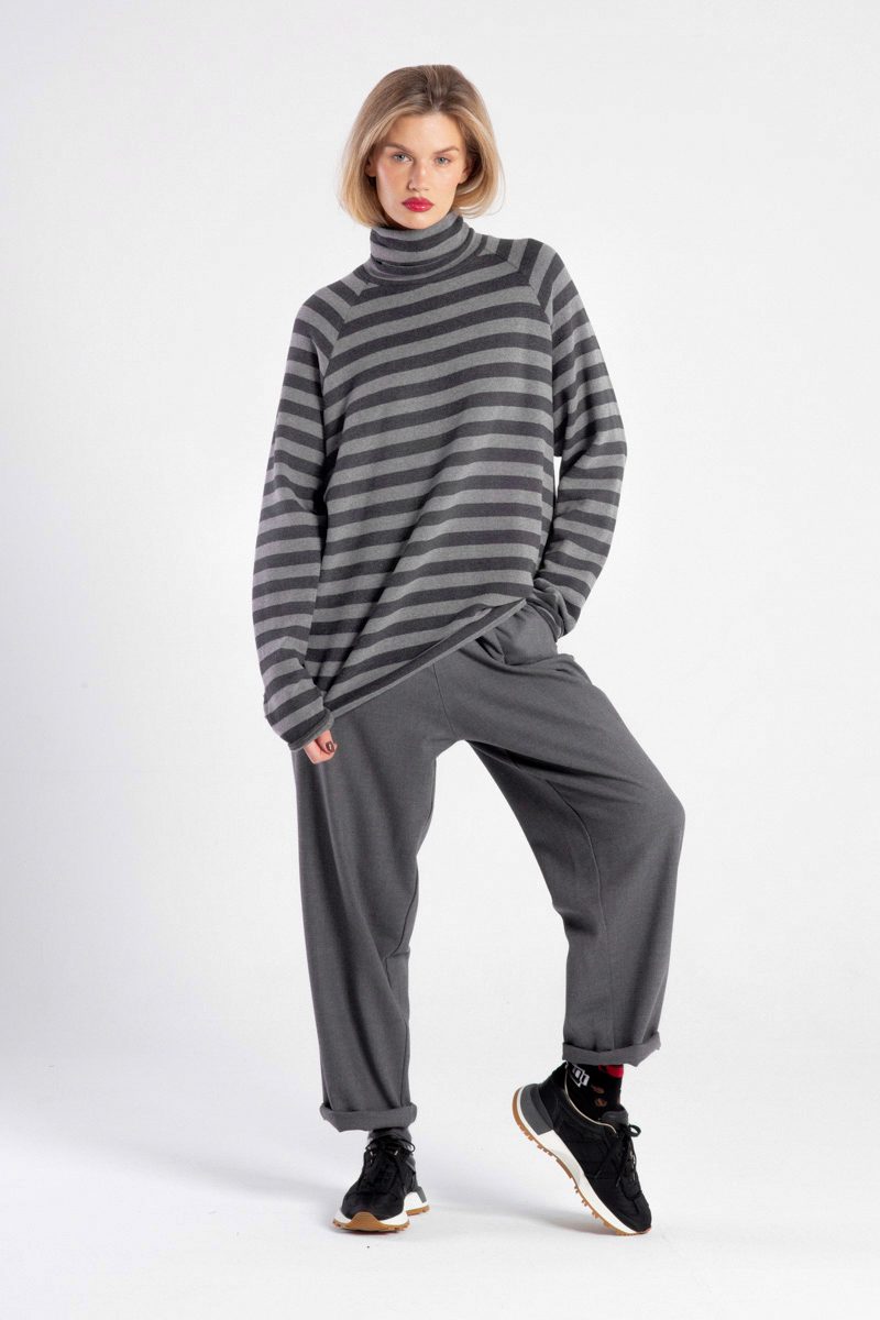 Modelka w golfie Niigata Stripes od delCane, widok z przodu.