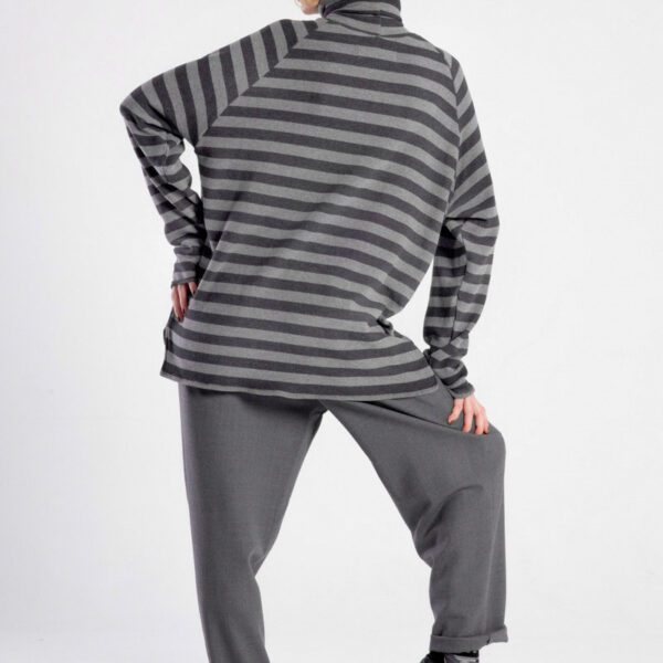Modelka w golfie Niigata Stripes od delCane, widok z tyłu.