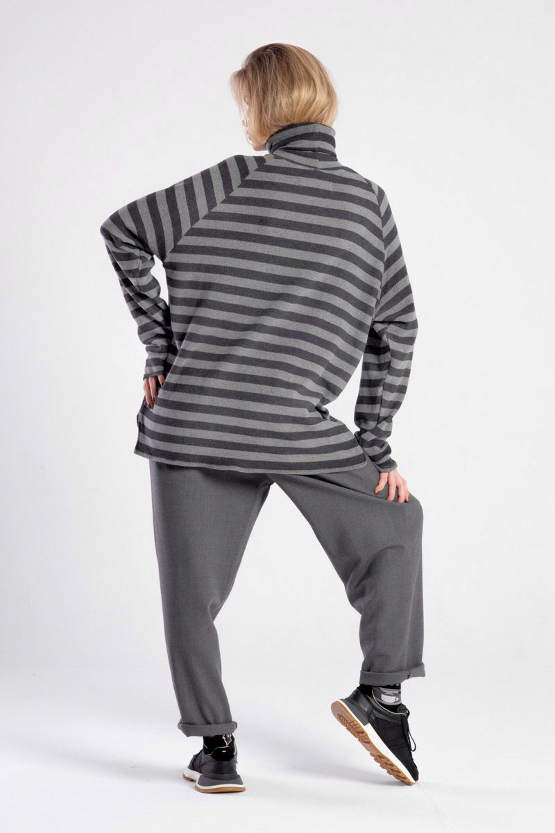 Modelka w golfie Niigata Stripes od delCane, widok z tyłu.