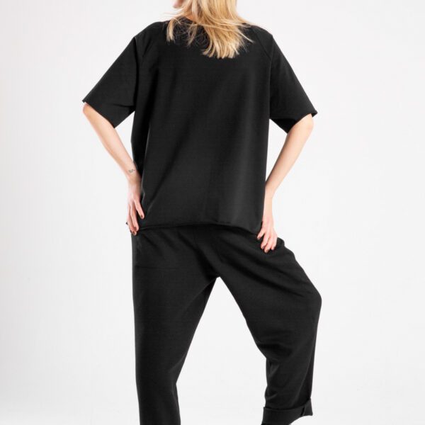 modelka w t-shircie Niigata Black, pełna sylwetka tyłem, widoczny tył t-shirtu