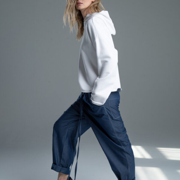 Bluza Noda Blanche delCane, biała bluza z kapturem, modelka bokiem, cała sylwetka