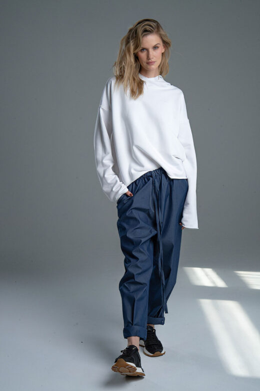 Bluza Noda Blanche delCane, biała bluza z kapturem, modelka przodem, cała sylwetka