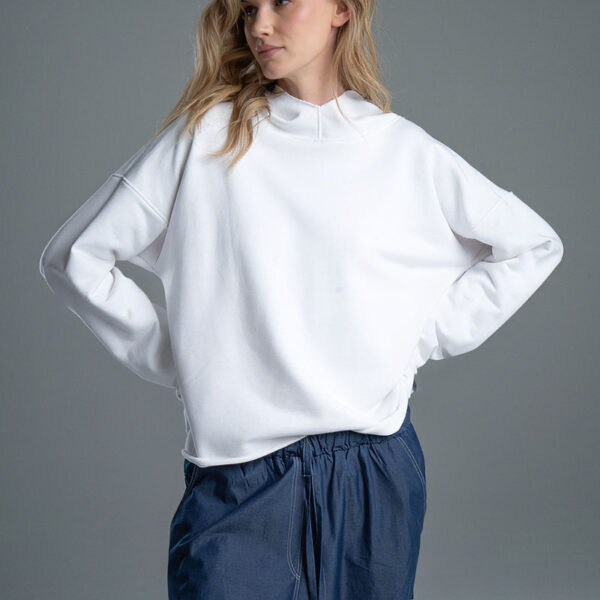 Bluza Noda Blanche delCane, biała bluza z kapturem, modelka przodem, sylwetka od kolan w górę