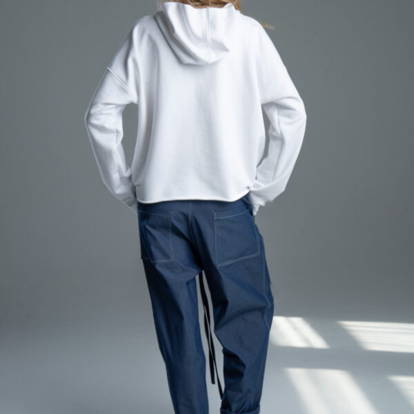 Bluza Noda Blanche delCane, biała bluza z kapturem, modelka tyłem, cała sylwetka
