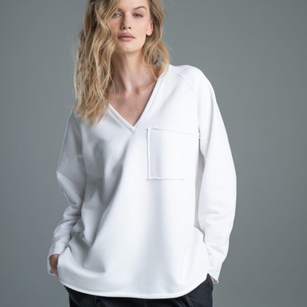 Modelka przodem w bluzie Noda White, ujęcie od połowy uda w górę