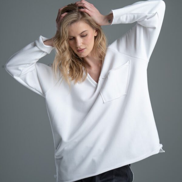 Modelka przodem w bluzie Noda White, ujęcie od połowy uda w górę