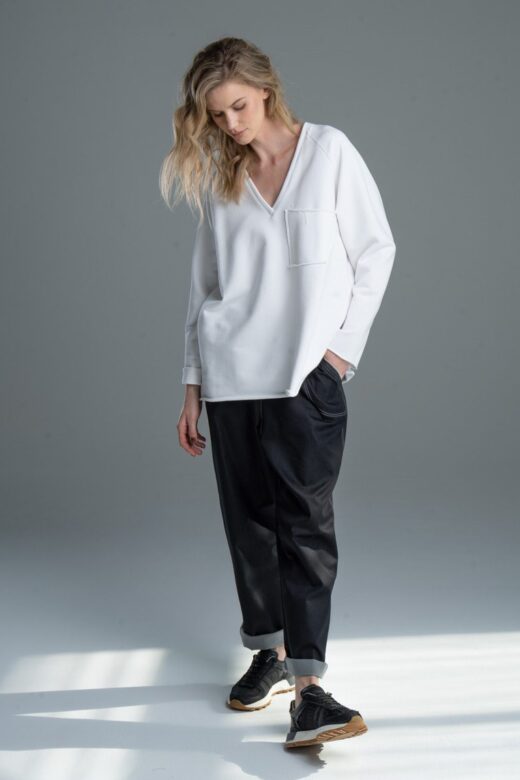 Modelka przodem w bluzie Noda White, pełna sylwetka