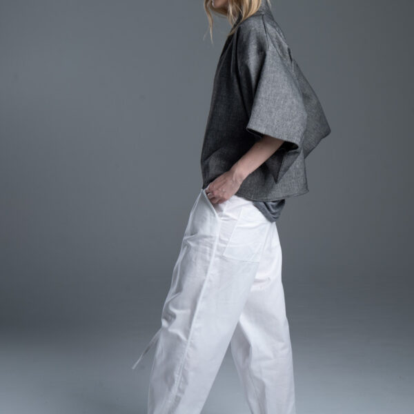 Kimono Noda Gray delCane, modelka bokiem, cała sylwetka