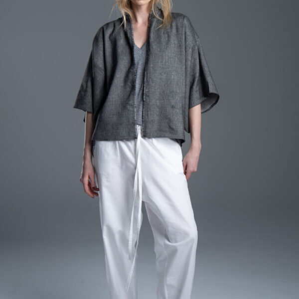 Kimono Noda Gray delCane, modelka przodem, cała sylwetka, bez paska