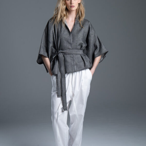 Kimono Noda Gray delCane, modelka przodem, cała sylwetka, kimono związane paskiem