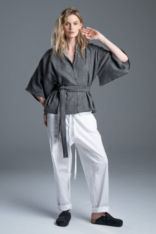 Kimono Noda Gray delCane, modelka przodem, cała sylwetka, kimono zawiązane paskiem