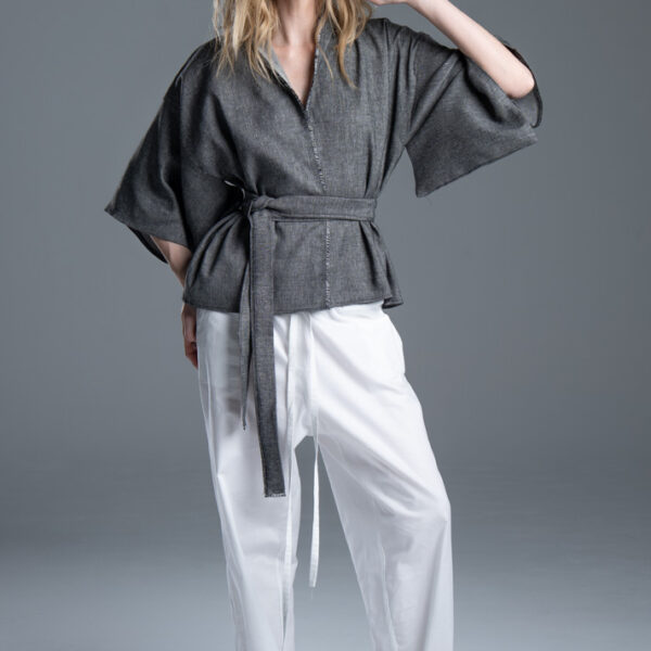 Kimono Noda Gray delCane, modelka przodem, cała sylwetka, kimono zawiązane paskiem