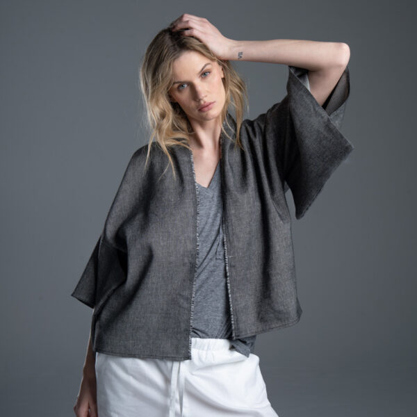 Kimono Noda Gray delCane, modelka przodem, sylwetka od kolan w górę, bez paska
