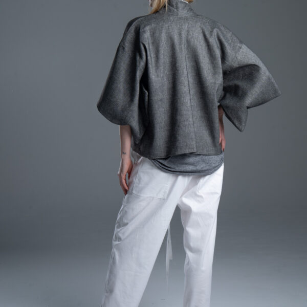 Kimono Noda Gray delCane, modelka tyłem, cała sylwetka