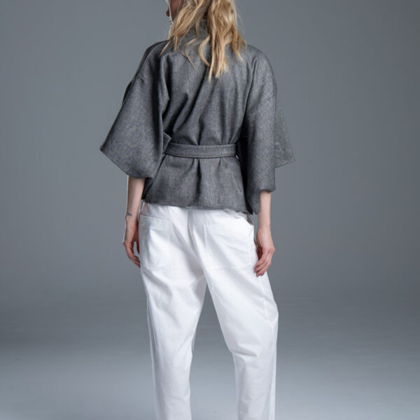 Kimono Noda Gray delCane, modelka tyłem, cała sylwetka, kimono związane paskiem