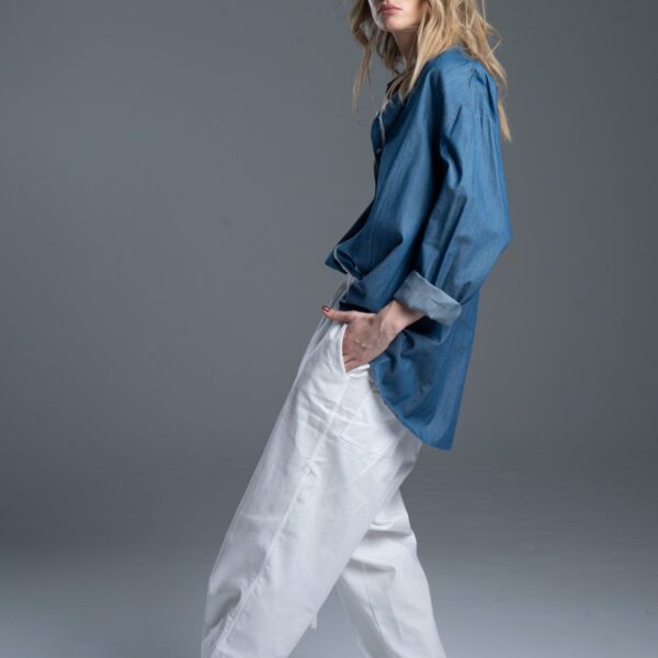 Koszula Noda Jeans delCane, jasnoniebieska koszula z włoskiego jeansu, modelka bokiem, pełna sylwetka
