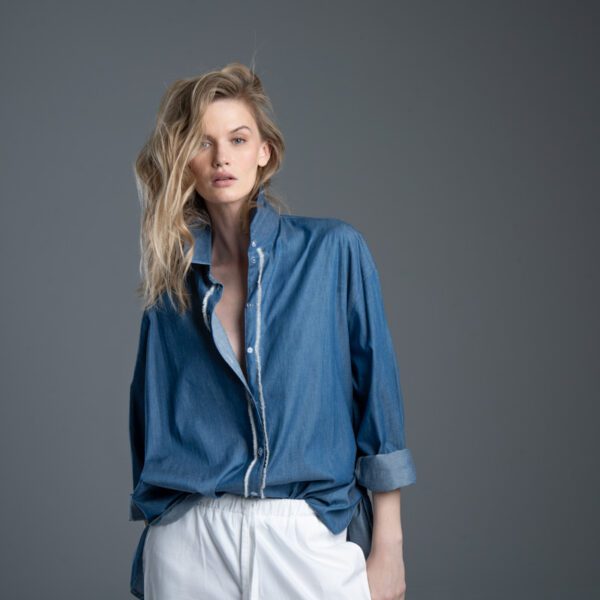 Koszula Noda Jeans delCane, jasnoniebieska koszula z włoskiego jeansu, modelka przodem, sylwetka od kolan w górę