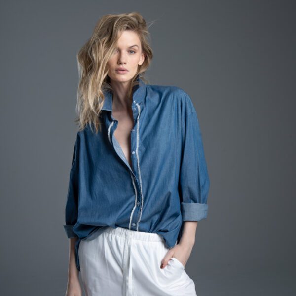 Koszula Noda Jeans delCane, jasnoniebieska koszula z włoskiego jeansu, modelka przodem, sylwetka od kolan w górę